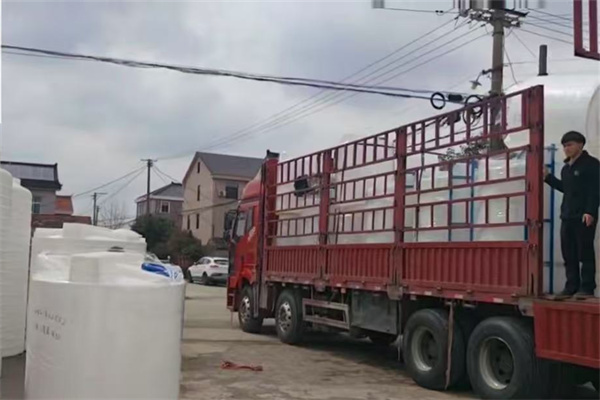 一車加藥攪拌塑料罐 加藥塑料容器出貨